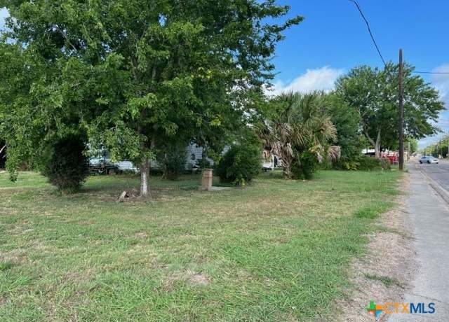 Property at 1413 E Juan Linn St, Victoria, TX 77901