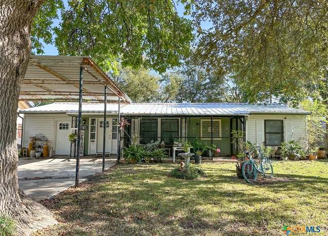 Property at 110 Crockett St, Port Lavaca, TX 77979, 3 beds, 2 baths