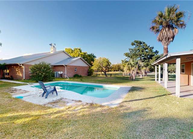 Property at 234 Lakeview Dr, Victoria, TX 77905, 4 beds, 2.5 baths