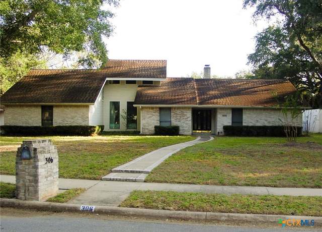 Property at 306 Woodway Dr, Victoria, TX 77904, 3 beds, 2 baths