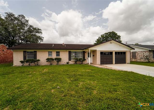 Property at 103 Royal Dr, Victoria, TX 77901, 3 beds, 1.5 baths