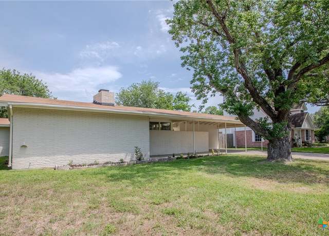 Property at 2906 Arroyo Dr, Victoria, TX 77901, 3 beds, 2 baths
