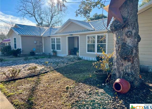 Property at 402 Dunn St, Yoakum, TX 77995, 5 beds, 4 baths