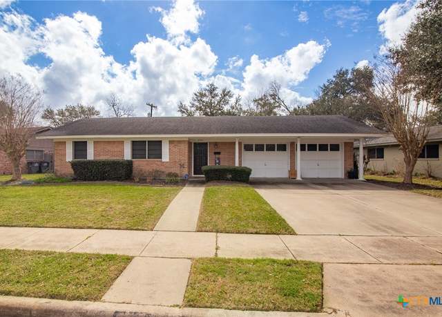 Property at 2701 College Dr, Victoria, TX 77901, 3 beds, 2 baths