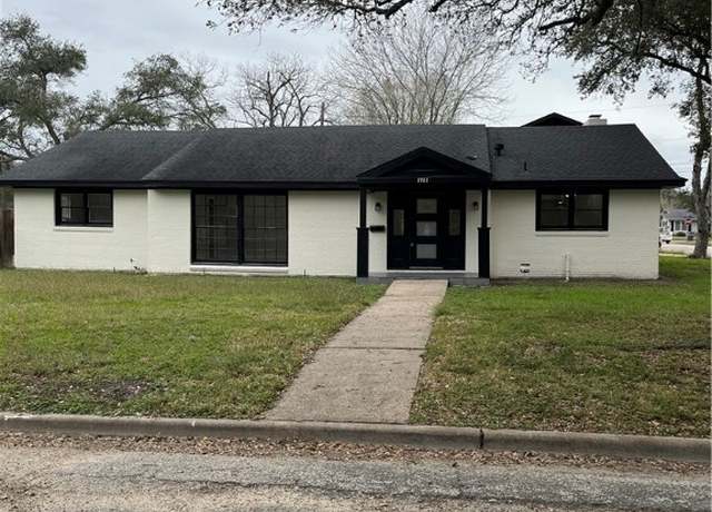 Property at 1901 E Warren Ave, Victoria, TX 77901, 5 beds, 3.5 baths