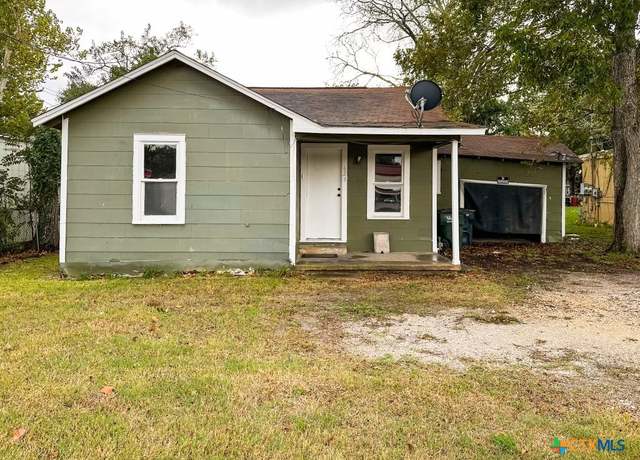 Property at 623 S Wells St, Edna, TX 77957, 3 beds, 1 bath