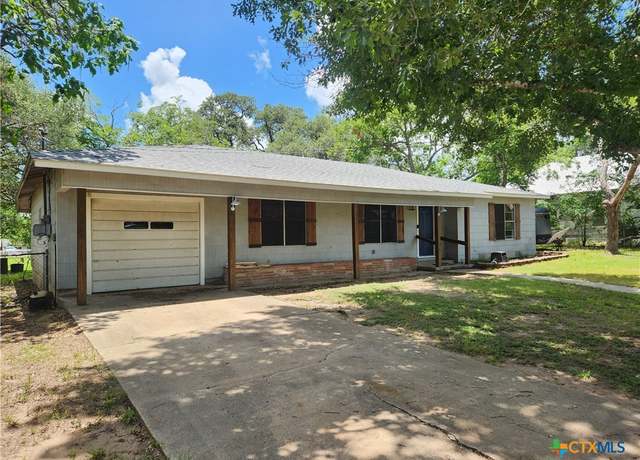 Property at 325 Montgomery St, Yoakum, TX 77995, 3 beds, 1 bath