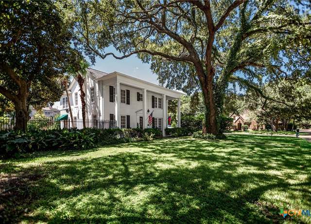 Property at 707 W Stayton Ave, Victoria, TX 77901, 4 beds, 4.5 baths