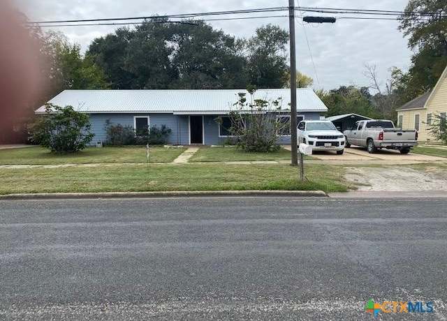 Property at 615 Hoskins Broadway St, El Campo, TX 77437, 3 beds, 2.5 baths
