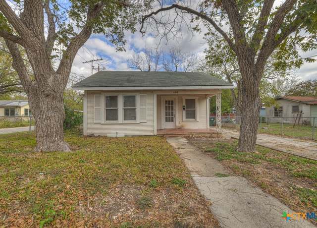 Property at 313 N San Marcos St, Seguin, TX 78155, 2 beds, 1 bath