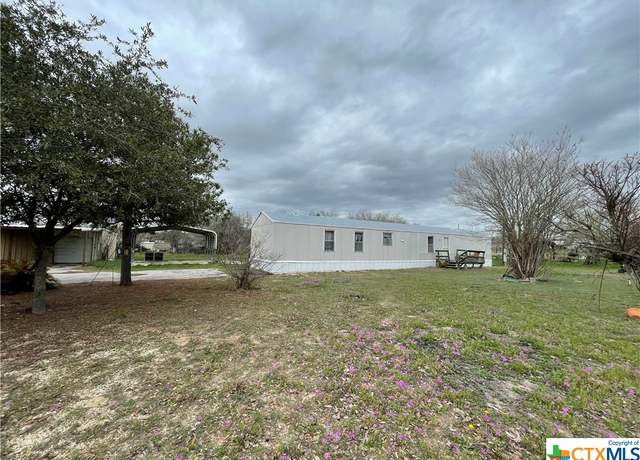 Property at 113 Creekview Dr, Floresville, TX 78114, 3 beds, 2 baths