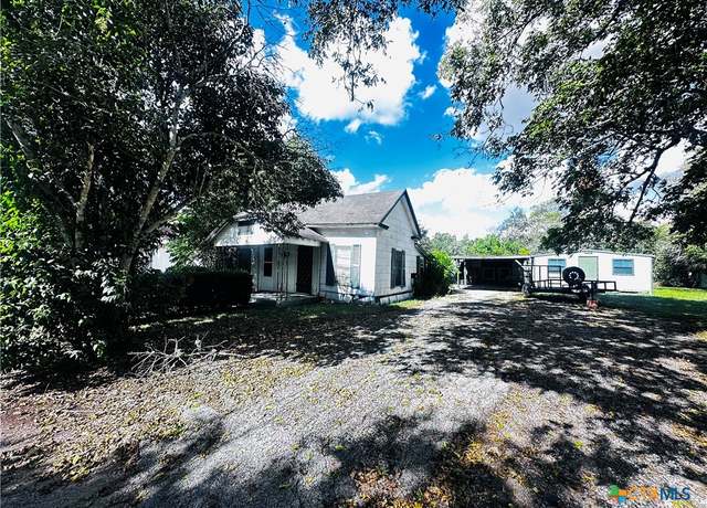 Property at 201 Maple St, Yoakum, TX 77995, 3 beds, 1 bath