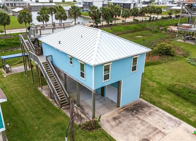 Property at 403 W Maple St, Port O'connor, TX 77982, 2 beds, 2.5 baths