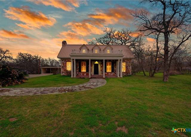 Property at 222 Myrtle Ave, Luling, TX 78648, 3 beds, 3 baths