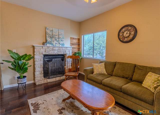 Property at 1013 Chestnut St, San Marcos, TX 78666, 2 beds, 2 baths