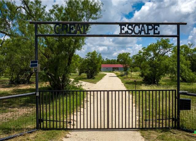 Property at 1231 B&r Rd, Vanderpool, TX 78885