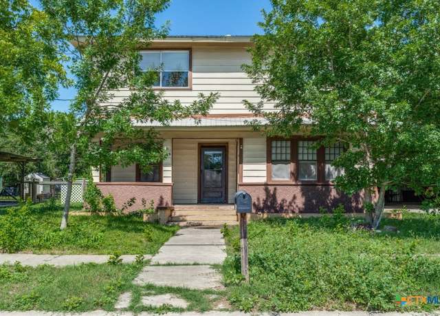 Property at 922 N Bowie St, Seguin, TX 78155, 5 beds, 2.5 baths