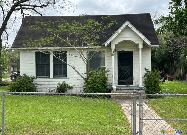 Property at 1511 E Constitution St, Victoria, TX 77901, 3 beds, 1 bath