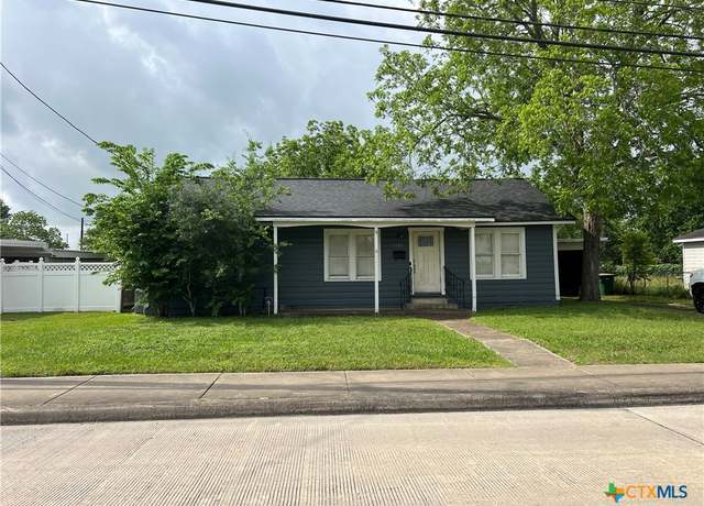 Property at 1905 Lone Tree Rd, Victoria, TX 77901, 3 beds, 2 baths