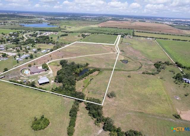 Property at 800 Soechting Rd, New Braunfels, TX 78130, 4 beds, 4 baths