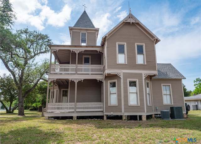 Property at 204 W Reuss Blvd, Cuero, TX 77954, 6 beds, 3.5 baths