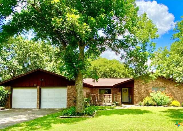Property at 508 Elizabeth St, Edna, TX 77957, 3 beds, 2 baths