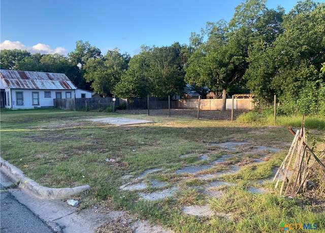 Property at 138 Elm St, Lockhart, TX 78644