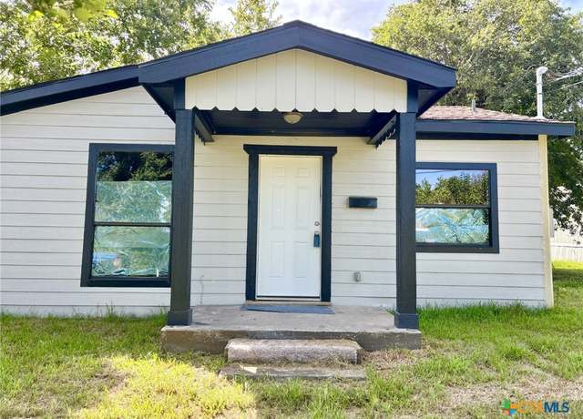 Property at 2511 Mumphord St, Victoria, TX 77901, 3 beds, 2 baths