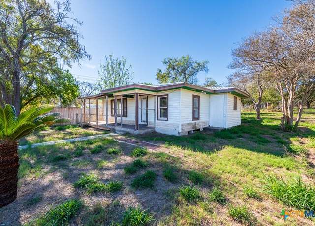 Property at 210 S Monterey St, Smiley, TX 78159, 2 beds, 1 bath