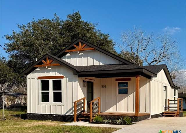 Property at 208 Ekstrum St, Victoria, TX 77901, 2 beds, 1 bath