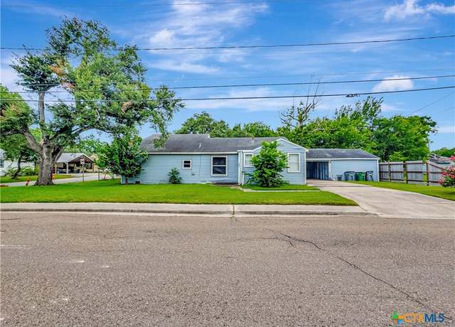 Property at 1805 E North St, Victoria, TX 77901, 3 beds, 2 baths
