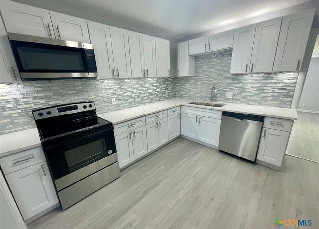 Property at 743 E 13th Ave, Belton, TX 76513, 4 beds, 2 baths