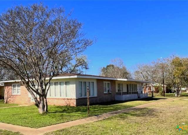 Property at 500 N Texas Ave, Nixon, TX 78140, 5 beds, 2 baths
