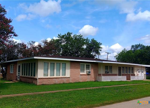 Property at 500 N Texas Ave, Nixon, TX 78140, 5 beds, 2 baths