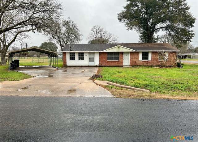 Property at 305 Larkspur St, Victoria, TX 77904, 4 beds, 2 baths