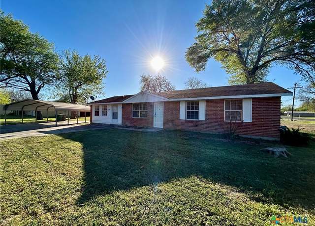 Property at 305 Larkspur St, Victoria, TX 77904, 4 beds, 2 baths