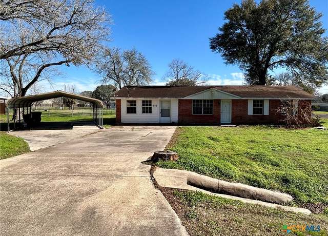 Property at 305 Larkspur St, Victoria, TX 77904, 4 beds, 2 baths
