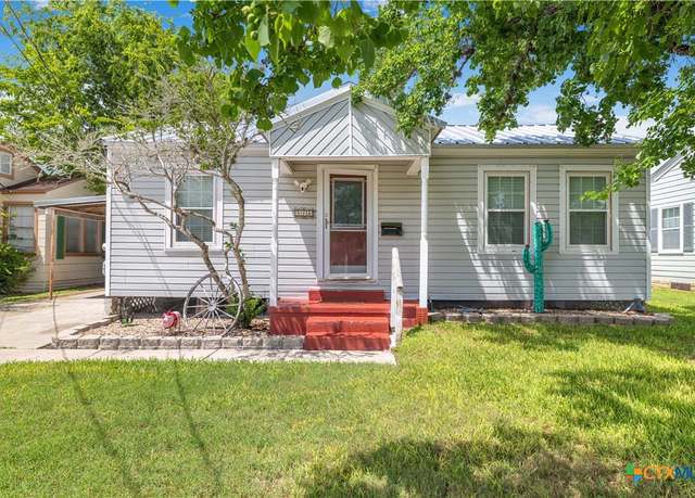 Property at 516 2nd St, Cuero, TX 77954, 4 beds, 2 baths