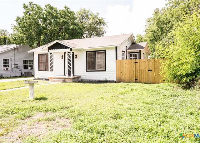 Property at 1004 Buena Vista Ave, Victoria, TX 77901, 2 beds, 2 baths