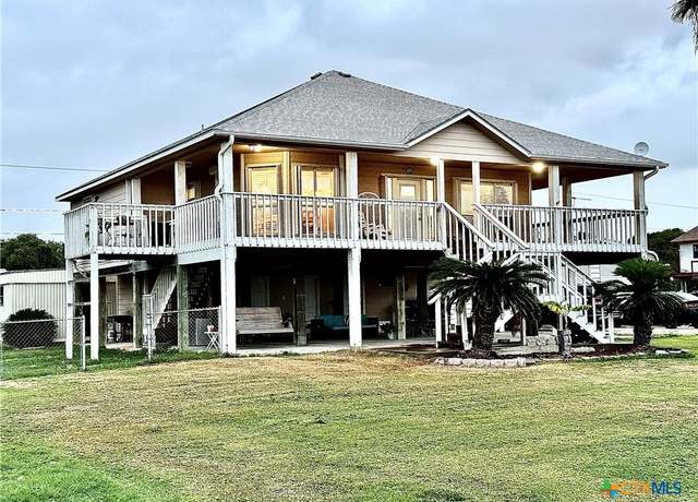 Property at 2507 W Bayshore Dr, Palacios, TX 77465, 4 beds, 2.5 baths