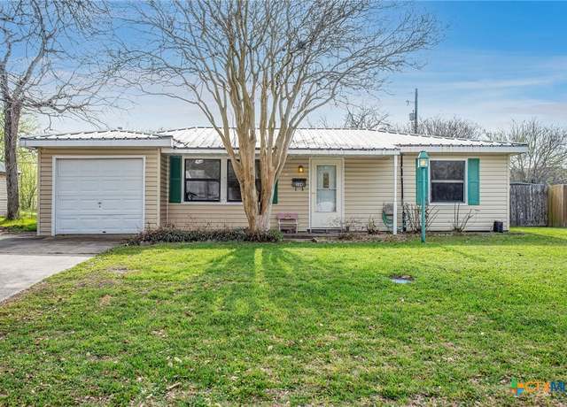Property at 104 Bonham St, Port Lavaca, TX 77979, 3 beds, 2 baths