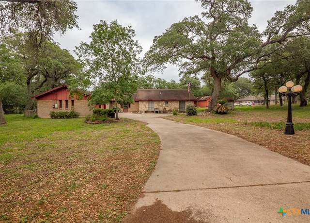 Property at 408 Royal Oak Dr, Victoria, TX 77905, 3 beds, 2.5 baths