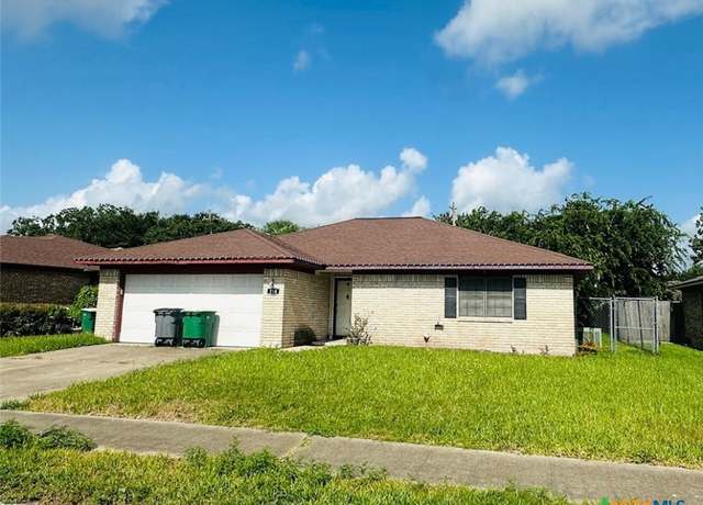 Property at 218 Monterrey Dr, Victoria, TX 77904, 3 beds, 3 baths