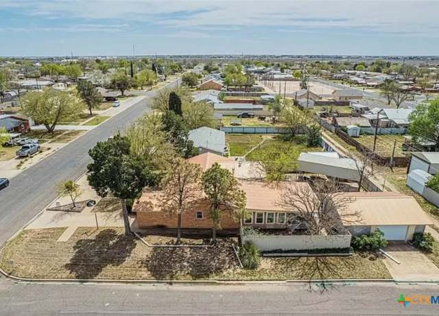 Property at 300 SW 15th St, Seminole, TX 79360, 3 beds, 2 baths