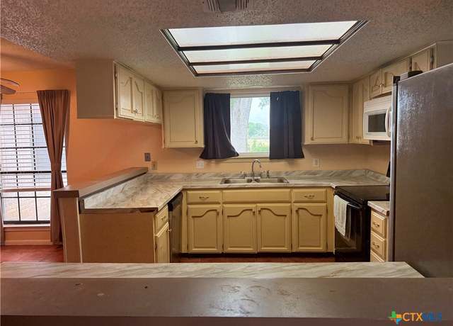 Property at 1002 River Oak Dr, Seguin, TX 78155, 6 beds, 5 baths