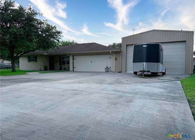 Property at 105 Brentwood Pl, Port Lavaca, TX 77979, 4 beds, 2 baths