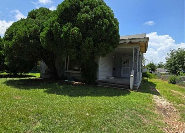 Property at 206 Dallas St, Yoakum, TX 77995, 2 beds, 2 baths