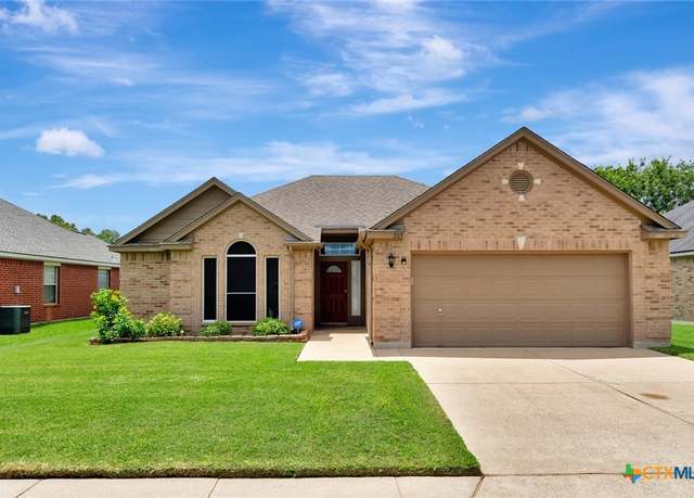Property at 205 Arabian Dr, Victoria, TX 77904, 3 beds, 2 baths
