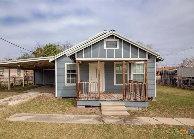 Property at 409 E Empresario St, Refugio, TX 78377, 3 beds, 1 bath