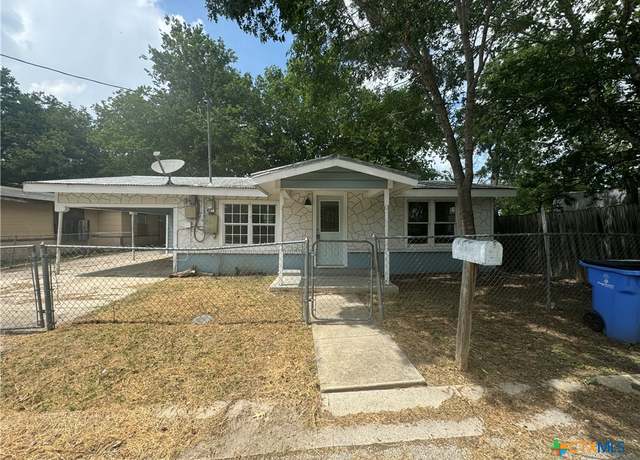 Property at 766 Avenue C, Seguin, TX 78155, 3 beds, 1 bath